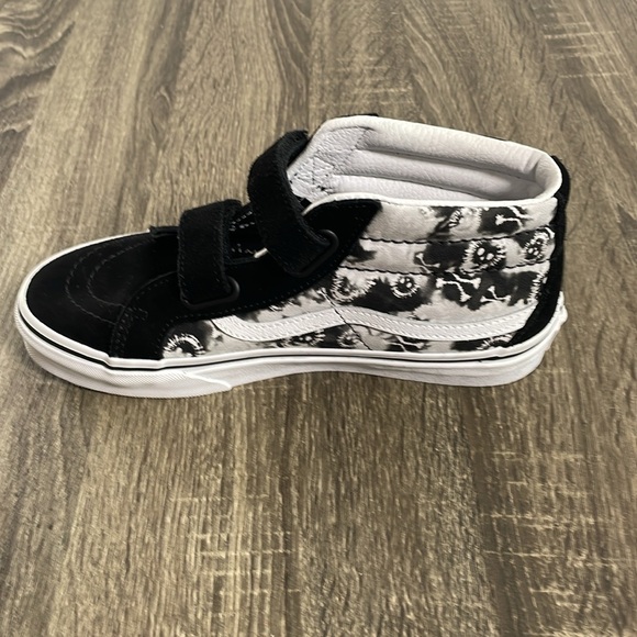 Old Skool Sueded Velcro Vans with Skulls and Crossbones Pattern - Size 5 - Picture 3 of 13